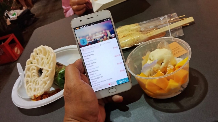 Tiga macam menu bayar pakai Sakuku beli di acara Jakarta Street Food Festival, La Piazza Kelapa Gading Jakarta. (Foto Ganendra)