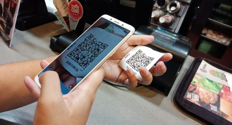 Scan QR Sakuku saat transaksi beli burger dengan harga promo di salah satu tempat makan di Central Park Mal, Jakarta Barat, awal Desember 2018. (foto Ganendra)