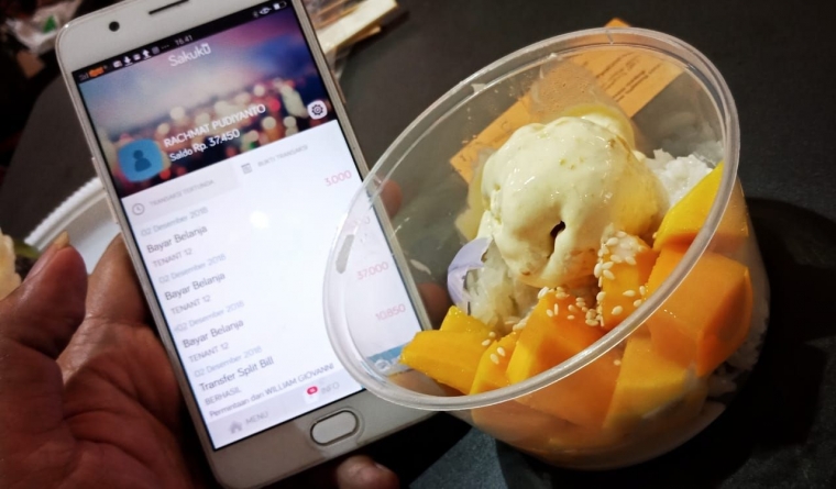 Ketan Mangga bayar pakai Sakuku beli di acara Jakarta Street Food Festival, La Piazza Kelapa Gading Jakarta. (Foto Ganendra)