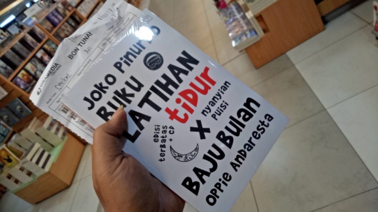 Beli bukunya Joko Pinurbo di Gramedia Citraland Mal Grogol, diskon 10% pakai Sakuku. (Foto Ganendra)