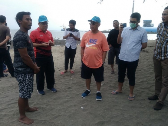 Johan Oktariyanto pemuda pioner sedang menjelaskan kegiatan para nelayan Pantai Binor pada Ketua Dewan Proper. (dok. pribadi)