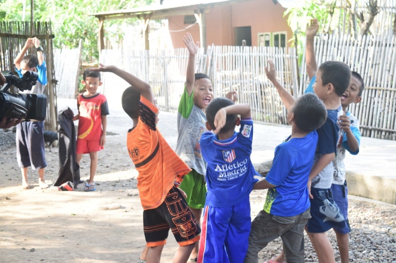Anak-anak di Lembang-lembang memainkan songko'-songko' jangang (09/12/2018).