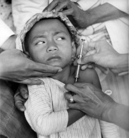 Ilustrasi vaksinasi cacar, Foto: het Leven/https://steemit.com/photography/@fotosedjarah/vaksinasi-cacar-di-jawa-1941