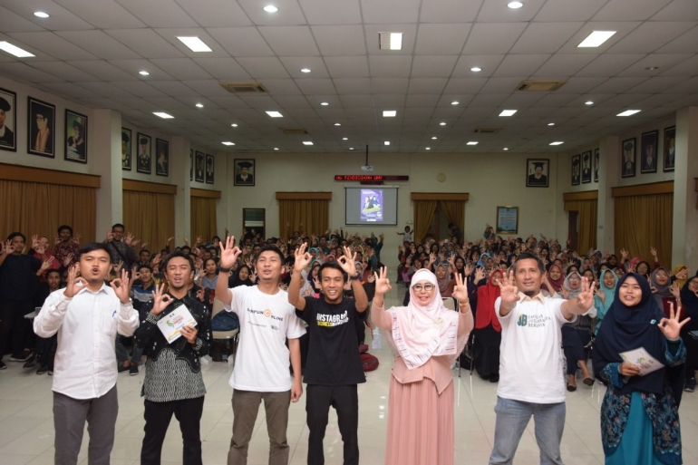 Linda Afriani (baju pink) bersama para millenialpreneur