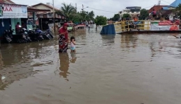 Banjir di sekitar aliran sungai Bendung tanggal 13 November 2018 (Sumber: Whatsapp group)