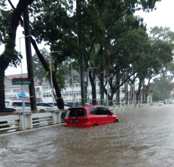 Banjir di depan Kantor Gubernur Sumsel tanggal 10 Desember (Sumber: Whatsapp group)