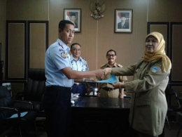 Kepala Rutan Garut, Sukarno Ali bersama Kepala Dinas Perpustakaan dan Kearsipan Kabupaten Garut, Lisnawati