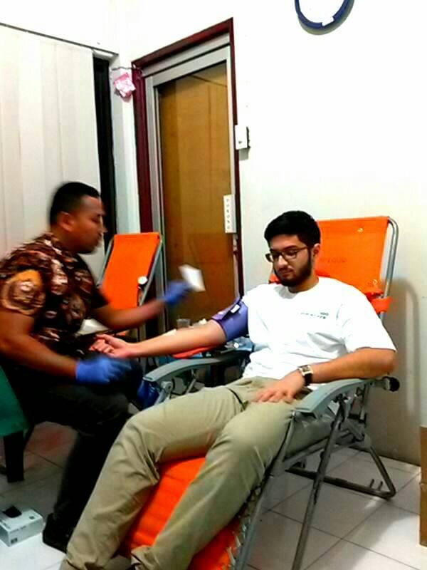 Karyawan Pertamina Aceh sedang Diambil Darahnya (dokopri)