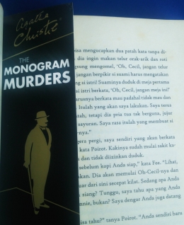 bentuk font huruf buku The Monogram Murders yang memusingkan (dok. Himam Miladi)