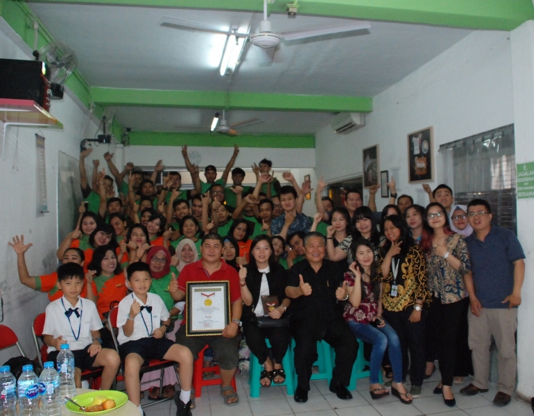 Semangat kebersamaan pemilik Tetsin Mochi Mochio 7m, Rudyanto Indra (Ko Atet Go) bersama para karyawan dan keluarga usai menerima penghargaan rekor MURI/Foto:Rkm