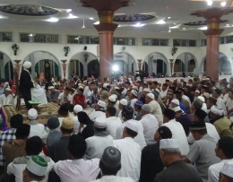 Jemaah masjid Agung Sungailiat mendengarkan ceramah ustadz Fadlan Garamatan dari Papua (dokpri) 