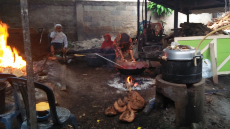 Emak-emak hebat sedang memasak katupat Kandangan yang terkenal di Kalsel