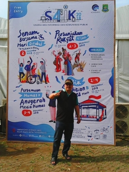 Gambar 4, Penulis di gerbang lapangan Jenderal Ahmad Yani, Tanggerang, lokasi Expo dan Pertunjukan Rakyat SAIK 2018 (Doc. FMT)