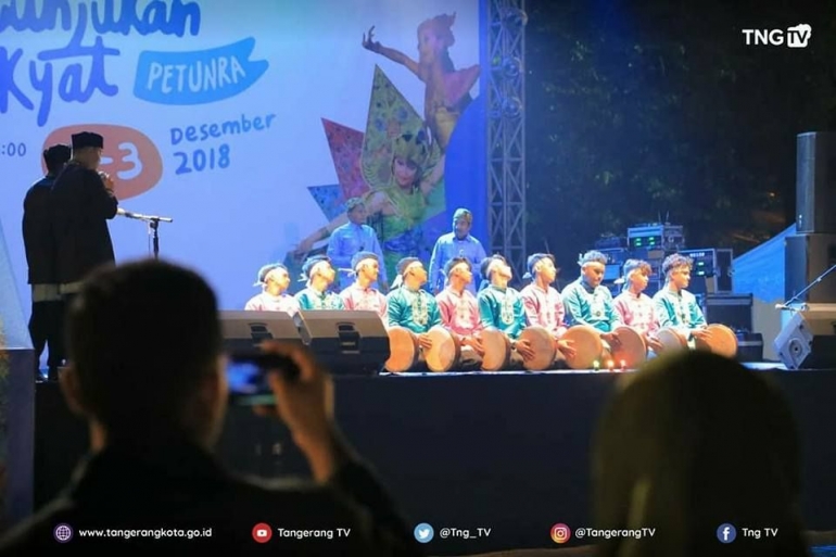 Gambar 1, Tari Saman dari Aceh tampil di Pentas Pertunjukan Rakyat di Ajang SAIK 2018 di Lapangan Ahmad Yani Tangerang (Doc. FMT/TNG TV)