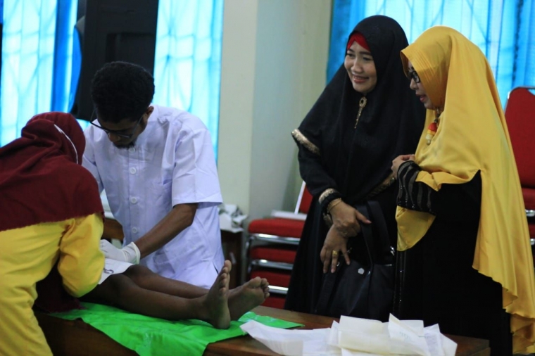 Salah satu peserta sedang dikhitan