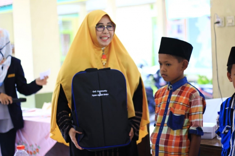 Linda Afriani memberkan santunan kepada salah satu peserta khitan