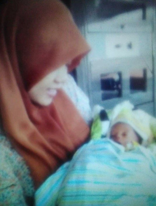 ini adalah gendongan saya yang pertama sekaligus terakhir, berada di ambulance menuju bandara. Alhamdulillah akhirnya merasakan juga nikmatnya mengandung dan menjadi ibu.