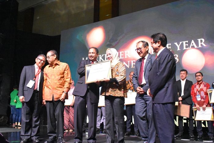 Wahyuni Sutantri, Direktur Marketing menerima piagam penghargaan dari ketua juri Arief Yahya pada MOTY 2018. Dok. APP