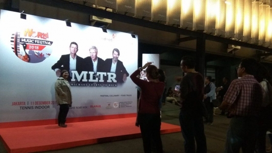 Penggemar MLTR berfoto-foto dan rela antri sejak sore meski baru dimulai pukul 20.00, yang diawali penyanyi pembuka Reza Artamevia dan grup Gigi (dok.windhu)