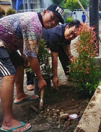 Bapak RT menanam pohon di sekitar kompleks gereja st Yosep Purwokerto (dok pribadi)