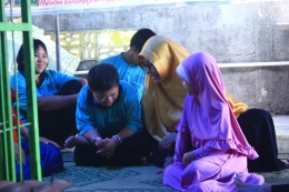 Linda Afriani dan sabrina sedang bercengkrama bersama anak-anak dari Panti Asuhan Bina Siwi