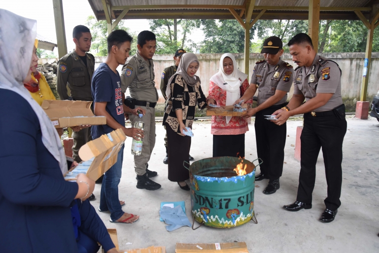 Pemusnahan blangko eKTP di Dinas Dukcapil kabupaten Bangka (ft. Dian F /Humas Bangka)