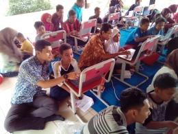 Dosen UBSI Bekasi membantu proses belajar peserta. dokpri