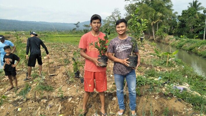 Simbolis penyerahan bibit kepada ketua kelompok tani oleh Christian Vieri (Sumber: dokumentasi pribadi)