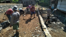 Kerja bakti membangun jalan di RT 01 Dusun Deles (Sumber: dokumentasi pribadi)