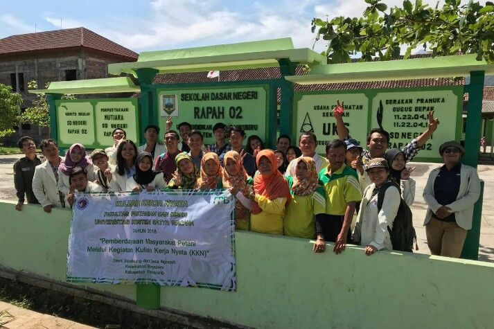 Foto bersama 4 tim KKN dan guru-guru di SN Negeri Rapah 02 (Sumber: dokumentasi pribadi)