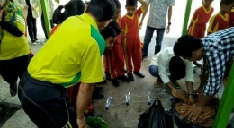 Guru-guru dan murid sedang menyimak sosialisasi pembuatan hidroponik gantung yang disampaikan oleh Marcos Sumardjono (Sumber: dokumentasi pribadi)