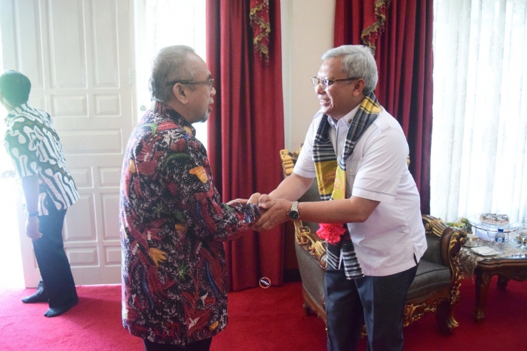 H Sahabuddin (kiri) menerima kunjungan kerja Wimpie Agoeng Noegroho Aspar di Bantaeng (13/12/2018).
