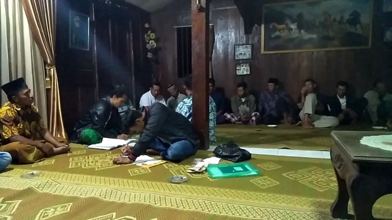 Anggota kelompok tani menyimak sesi pemaparan pemupukan berimbang (Sumber: dokumentasi pribadi)