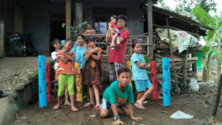 Foto bersama anak-anak Dusun Deles dengan latar taman simulasi vertikultur (Sumber: dokumentasi pribadi)