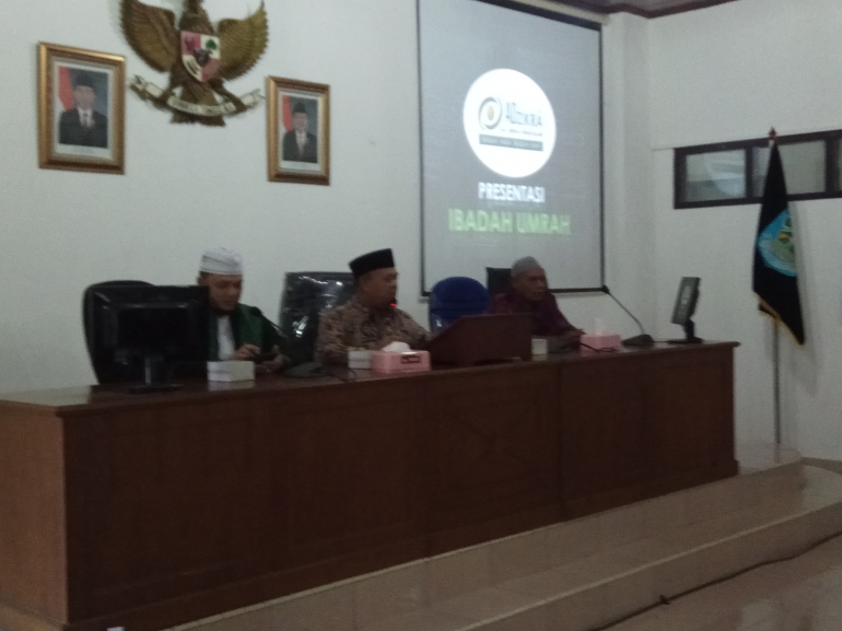 Sekda Bangka Akhmad Mukhsin (tengah) menyampaikan sambutan membuka presentasi tentang umroh dan haji (dokpri) Pegawai Pemkab Bangka Mendapat Pencerahan Tentang Umroh dan Haji