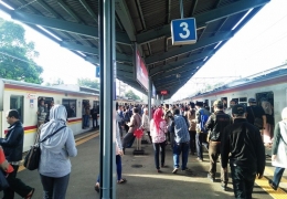 Suasana di Stasiun Pasar Minggu yang mengakibatkan KRL Commuterline tertahan gara-gara anjloknya kereta barang di Jatinegara, Jumat, 14 Desember 2018 pagi (foto: widikurniawan)