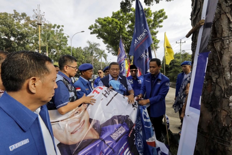 Pak SBY melihat langsung ulah perbuatan tidak terpuji pengrusakan baliho. (dok. pribadi)