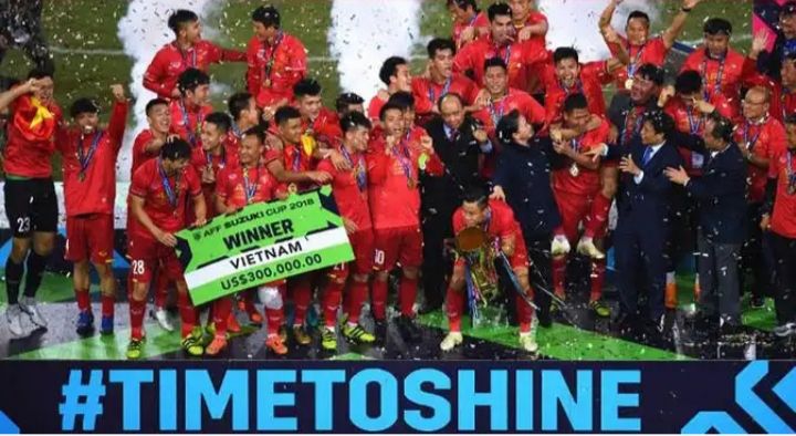 Tim Vietnam merayakan kemenangan dan menjuarai piala AFF(dok:bola.com)