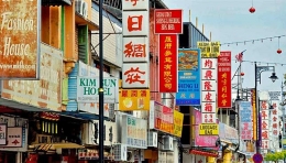 Iklan di kawasan bisnis di Malaysia yang memakai berbagai bahasa. (Sumer: mnn.com/Craig Morey/Flickr)