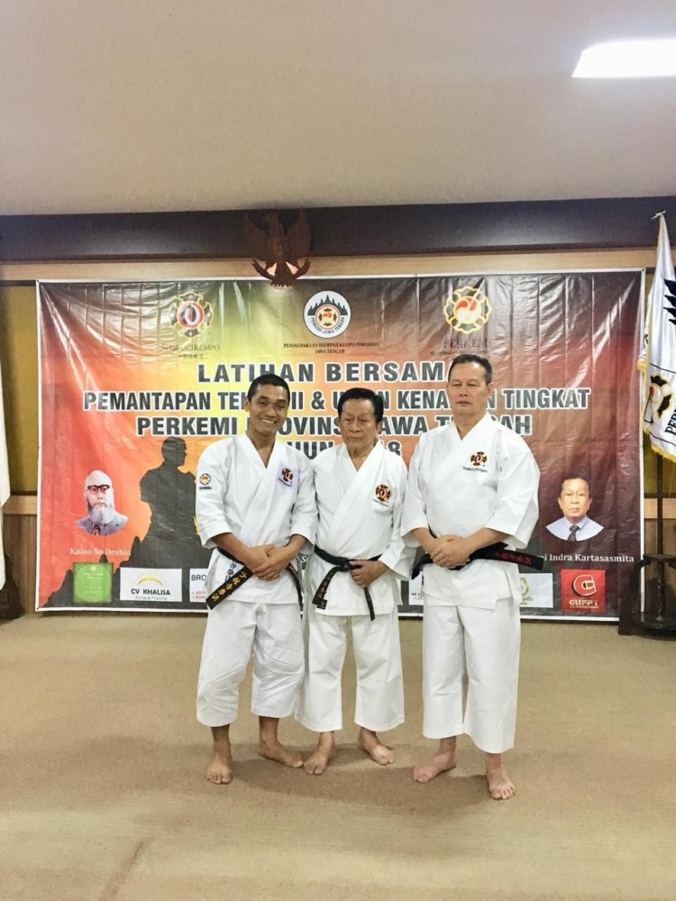 Pendiri dan Guru Besar Shorinji Kempo Indonesia: Ss. Indra Kartasasmita (tengah). Dokpri