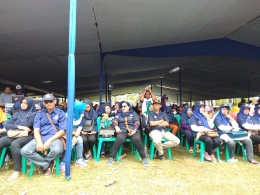 Indrawati Caleg DPRD Gresik Dapil 3 duduk di depan ratusan pendukungnya ; dokpri