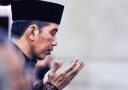 Presiden Joko Widodo sedang Berdoa/ MataPolitik.com