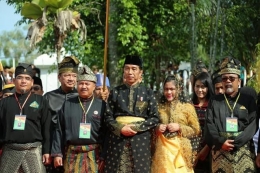 Presiden Jokowi menerima gelar Datuk Seri Setia Amanah Negara' di Gedung Lembaga Adat Melayu (LAM) sumber : riaumandiri.co
