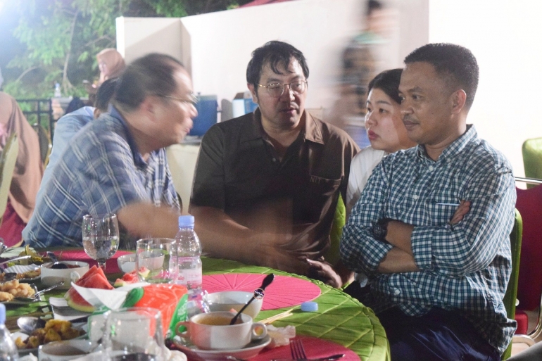 Ilham Azikin (kanan) berdialog dengan Hsueh Hung Yi (kiri) terkait rencana investasi smelter di Bantaeng (15/12/2018).