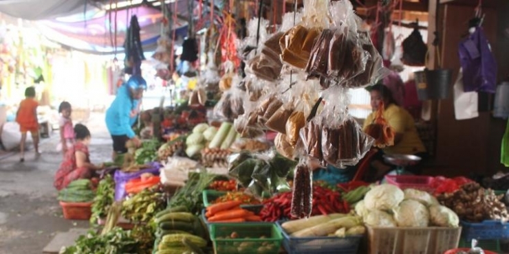 Pedagang sayur di Pasar Liem Hie Djung wialayah perbatasan Kabupaten Nunukan | Kompas.com/Sukoco