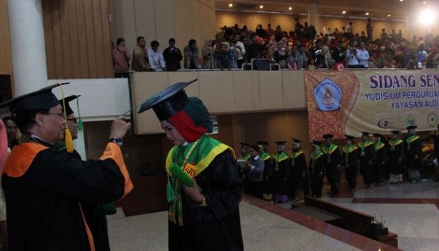 Praktek wisuda kampus abal-abal yang sempat viral 2015 lalu. Mau dibawa kemana lulusan mereka? sumber : Tempo