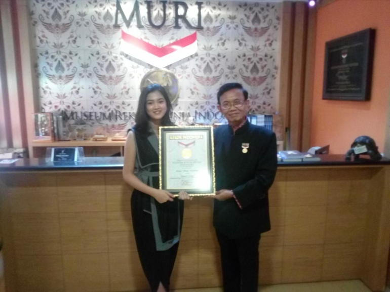Latisa Narasawari (kiri) menerima sertifikat penghargaan Rekor MURI dari Yusuf Ngadri (Foto: JepretPotret)