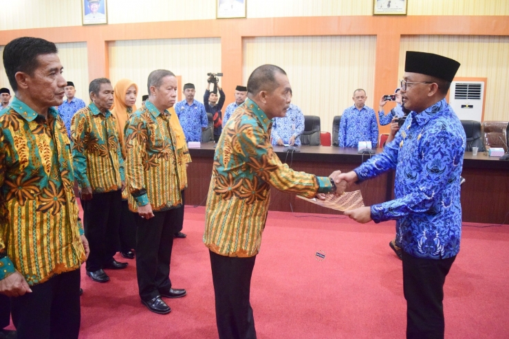 Bupati Bantaeng (kanan) serahkan SK kepada Ketua Dewan Pendidikan Kabupaten Bantaeng (17/12/2018).