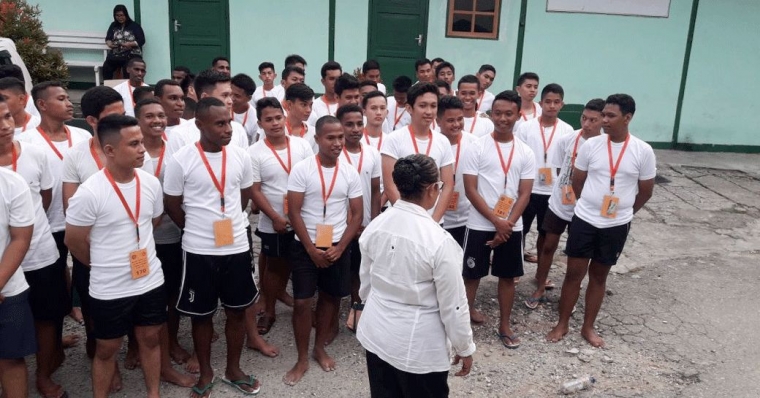 Tes fisik, salah satu tes dan pemeriksaan sebelum masuk IPDN. Standar tinggi yang ditetapkan diharapkan lulusannya memiliki kualitas yang maksimal dari segala bidang. sumber : dharapospapua.com
