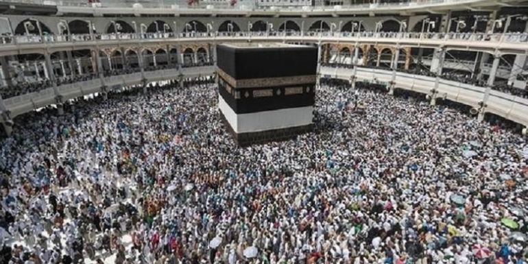 Jemaah haji mengeliling Ka'bah di Mekkah, Saudi Arabia.(Associated Press/Mosaab Elshamy) 